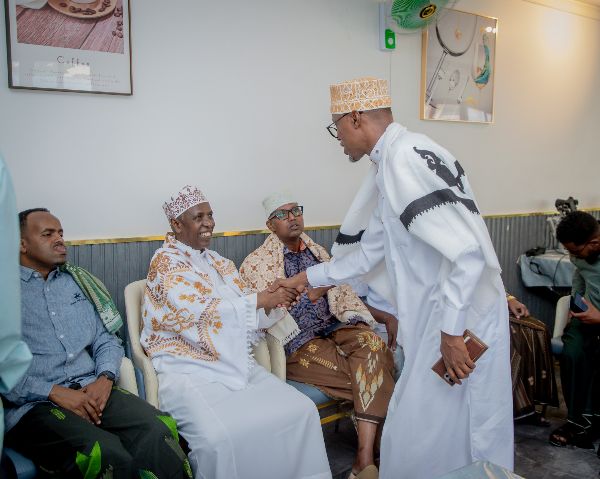 Madaxweyne ku-xigeenka Jamhuuriyadda Somaliland i ayaa maanta booqday qaar ka mid ah Hoteellada ku yaalla Hargeysa, si uu Shacabka halkaasi ku sugan ula qaybsado farxadda..